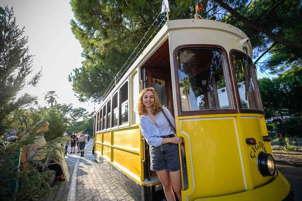 Kordon'daki nostaljik tramvaylar kaldırıldı