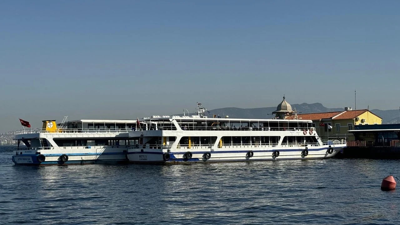 İzmir'de vapur iskeleye yanaşamadı: 80 yolcu tahliye edildi!