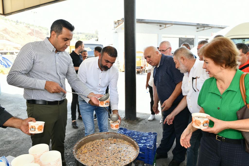 Çiğli’de aşure ikramı: Başkan Yıldız birlik mesajı verdi