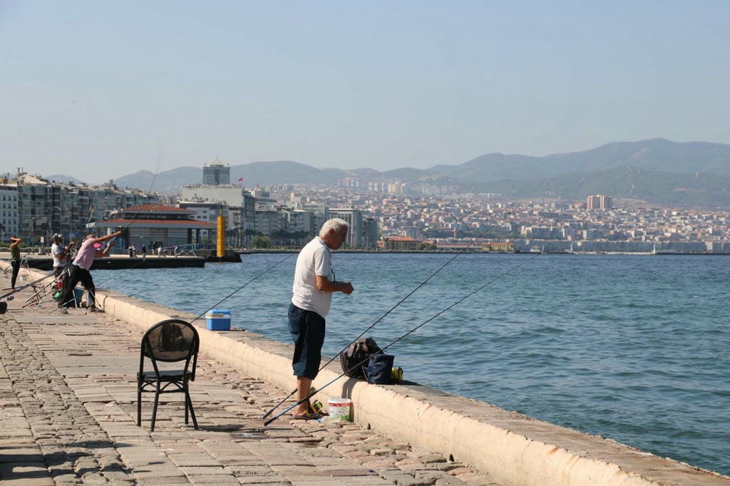 Körfezi’nde balıkçılık yasaklarına rağmen İzmir’de oltalar suya girdi