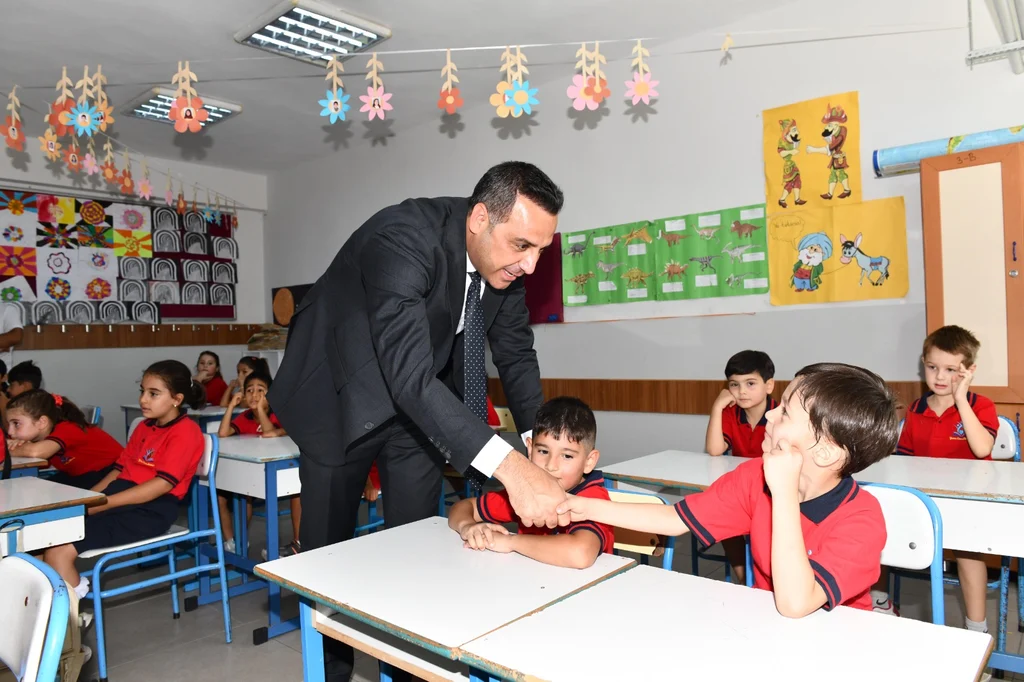 Başkan Yıldız’dan minik öğrencilere özel hediye: 'Puzzle ve zeka küpleri!'