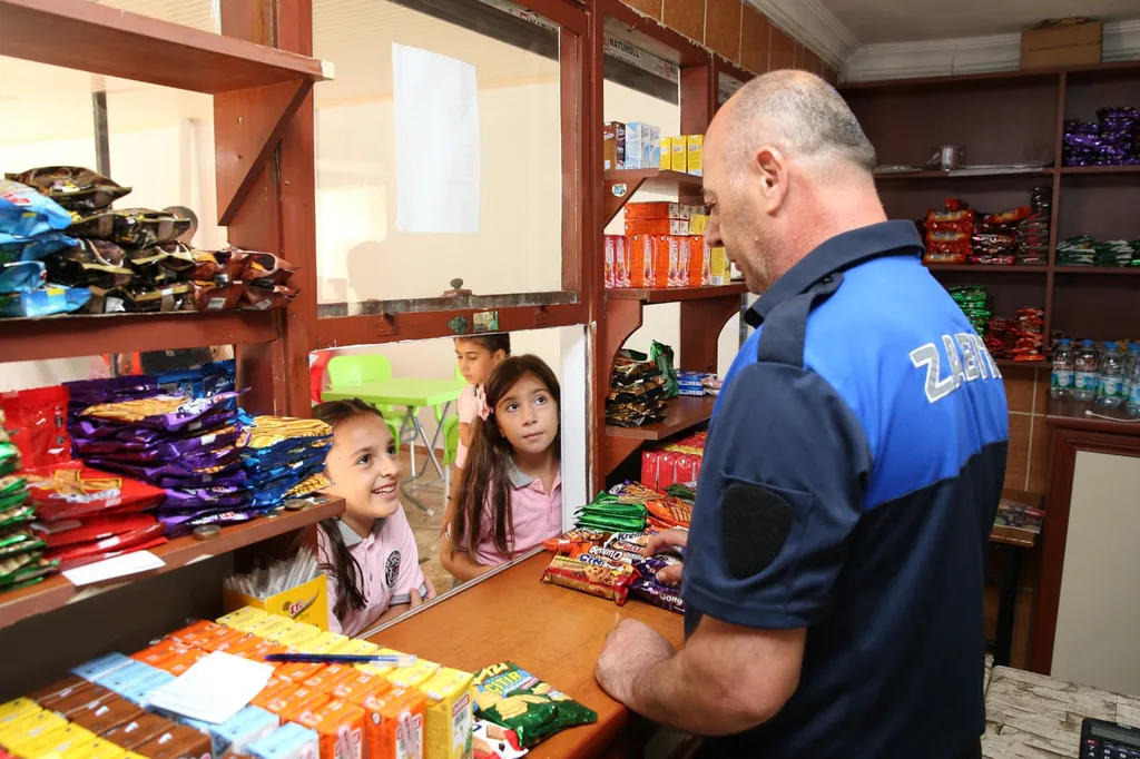 Çiğli Belediyesi okul kantinlerini denetliyor