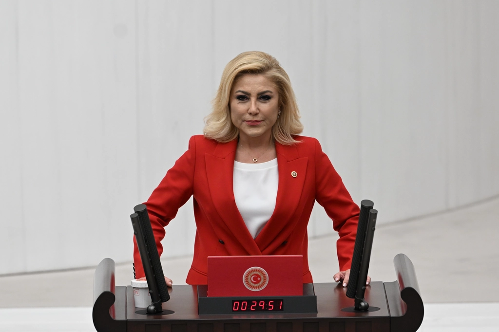 Şebnem Bursalı’dan 12 Eylül’e sert tepki: 'Millet darbelere geçit vermeyecek'