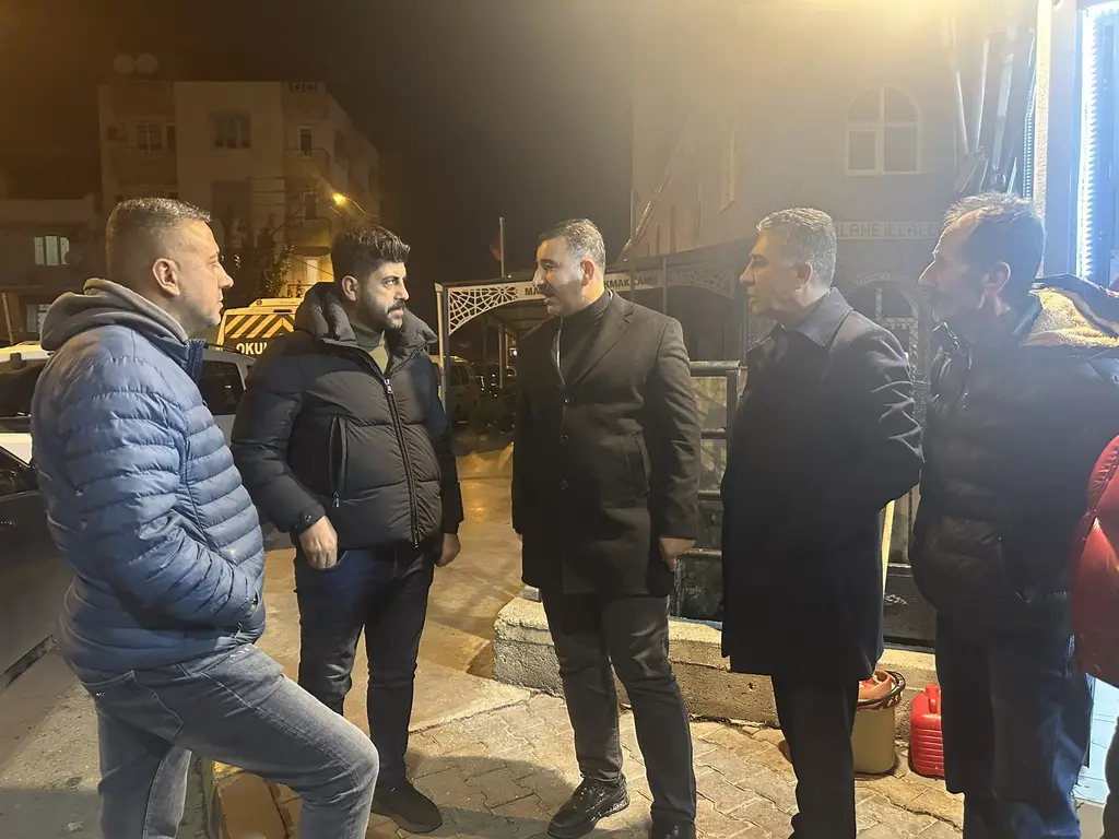 AK Parti Konak İlçe Başkanı Sait Başdaş, gece mesaisinde mahalle sorunlarını ele aldı