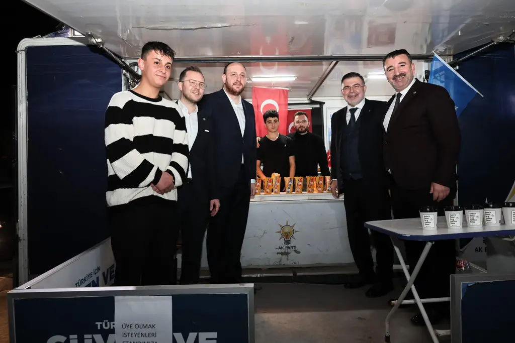 AK Parti İzmir Teşkilatı gençlerle bir araya geldi
