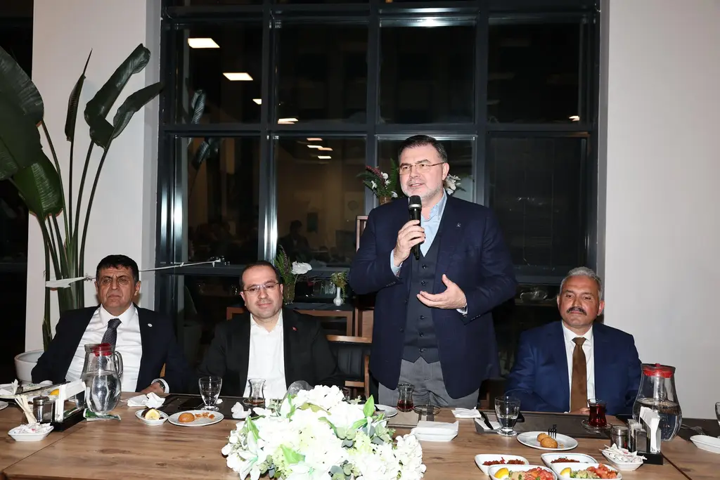 AK Parti İzmir İl Başkanı Bilal Saygılı, İftar programında meslektaşlarıyla bir araya geldi