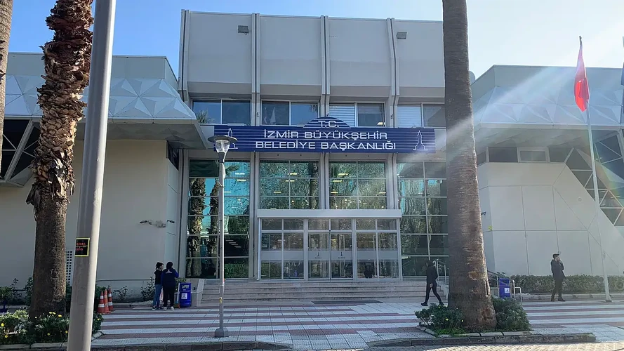 İzmir Büyükşehir'den toplu işten çıkarma hamlesi: bin kişi işten çıkarılıyor