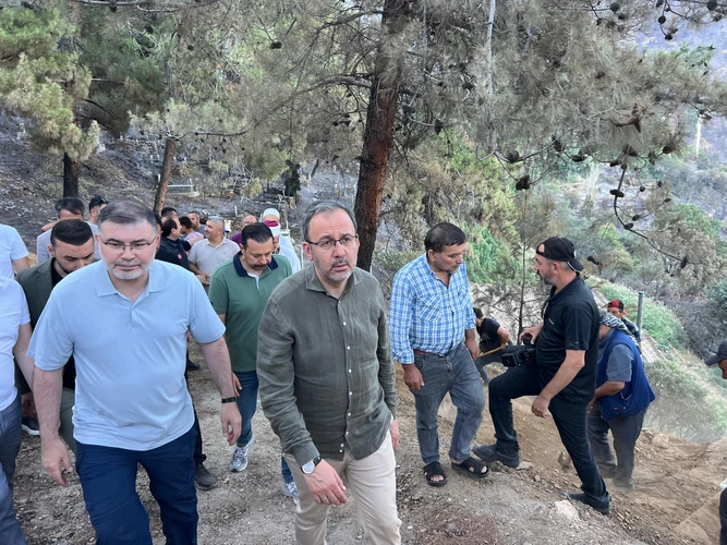 AK Partili Kasapoğlu ve AK Parti İzmir heyeti, yangında zarar gören bölgeyi ziyaret etti