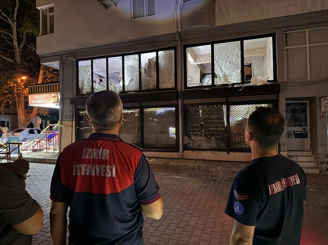 İzmir İtfaiyesi'nden Sındırgı’daki deprem bölgesine destek