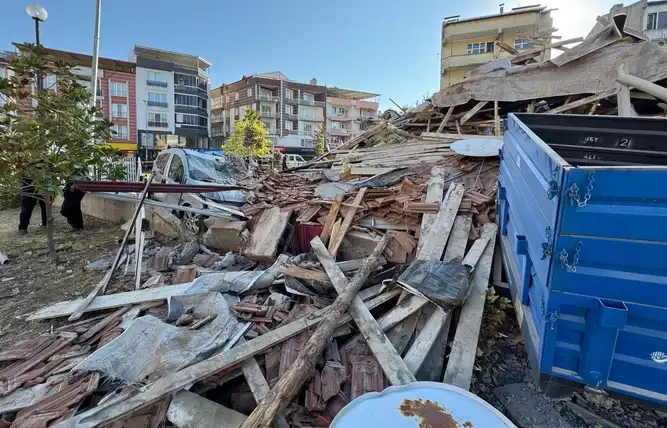 Sındırgı’da 6,1’lik deprem: Yıkılan binanın müteahhidi ve sahibi gözaltında
