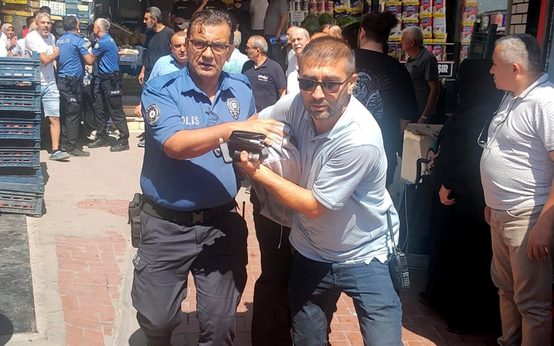 Kurusıkı silahla soyguna kalkıştı, esnafın linç girişiminden polis kurtardı