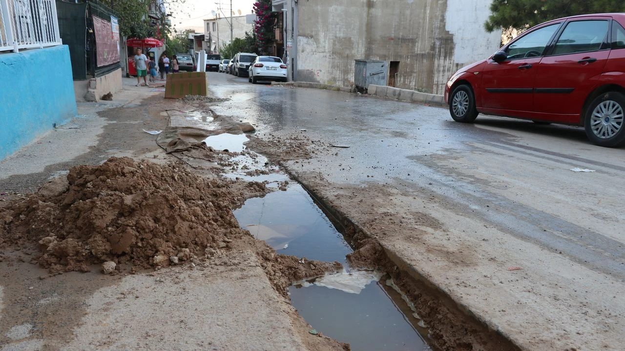 Karabağlar’da mahalleli isyanda: 2 gün suyu kestiniz, 15 gündür boşa akıyor!