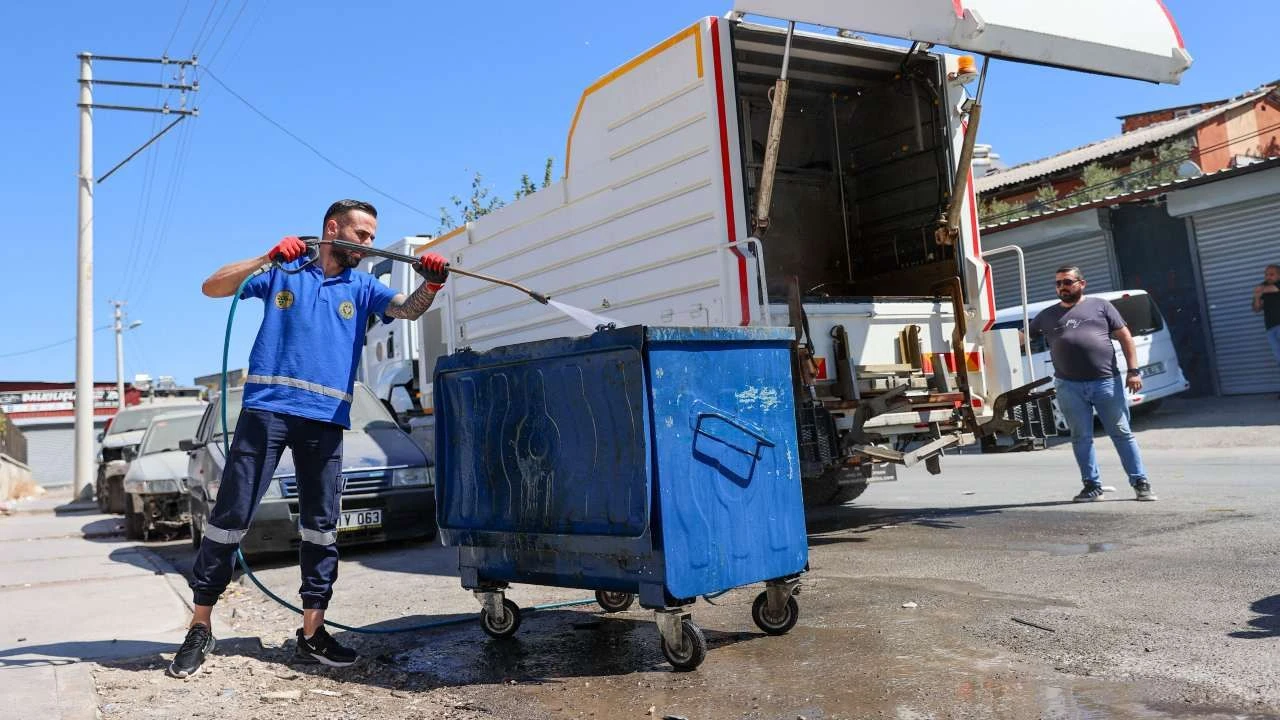 Buca'da çöpler toplanıyor