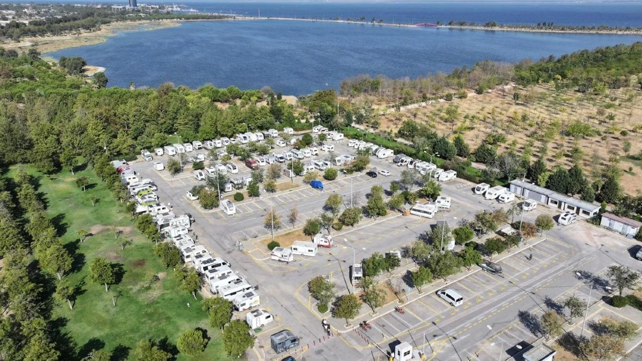 İzmir’de karavancıların gözdesi: İnciraltı Parkı 7/24 hizmet veriyor