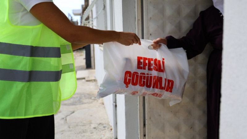 Efes Selçuk’ta Beslenme Çantalarına Destek