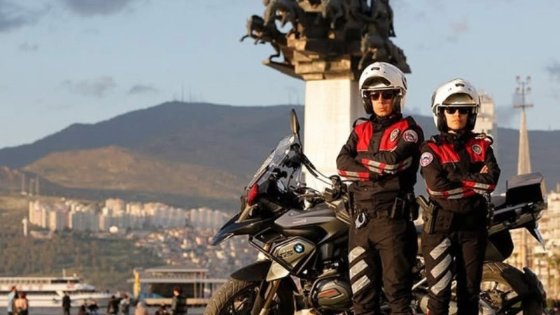 İzmir’de Motosikletli Polisler 96 Şüpheliyi Yakaladı