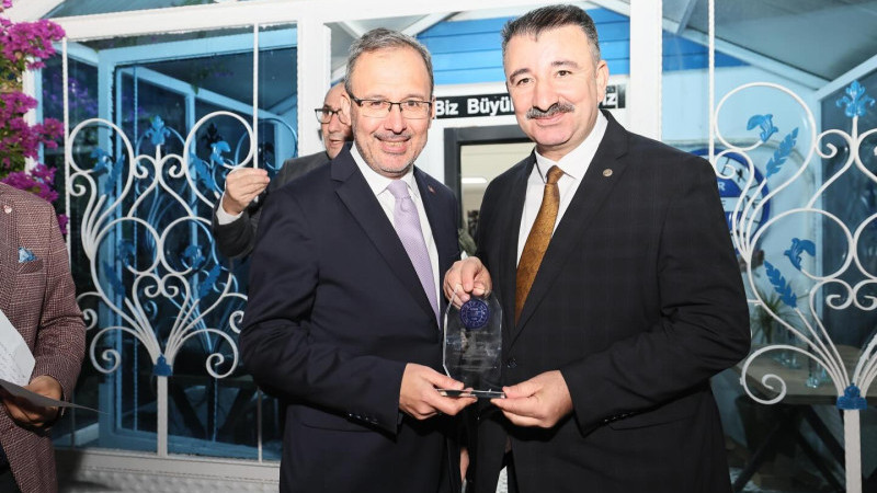 AK Parti Konak İlçe Başkanı Mehmet Sait Başdaş'a Bir Ödülde Spor Camiasından