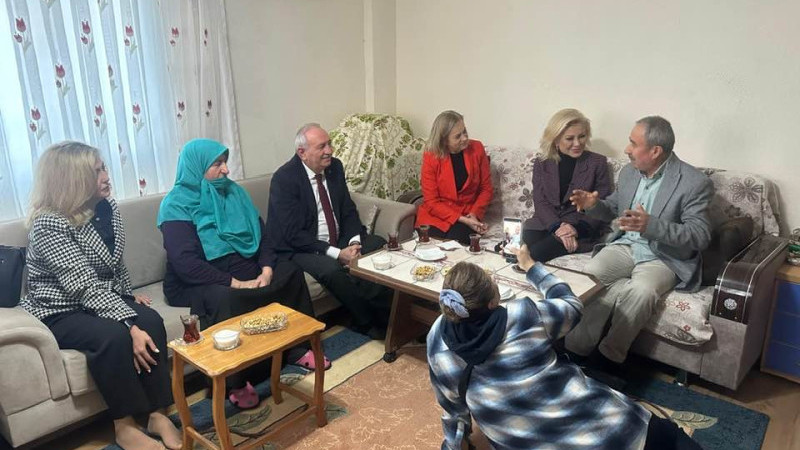 AK Parti İzmir Milletvekili Bursalı, Karabağlar’da Şehit Ailesini Ziyaret Etti