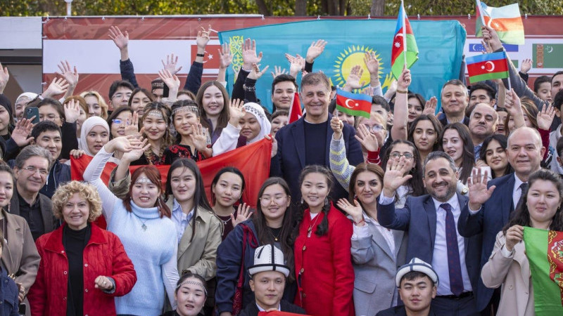 Başkan Tugay Dünya Türk Dili Ailesi Günü’nü öğrencilerle birlikte kutladı