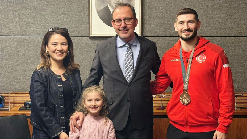 AK Parti’li Kasapoğlu, işitme engelli milli sporcu Kuş ailesiyle buluştu