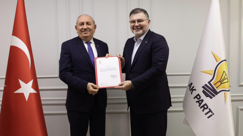 AK Parti İzmir’de 4 ilçede revizyon: Saygılı yetki belgelerini verdi!