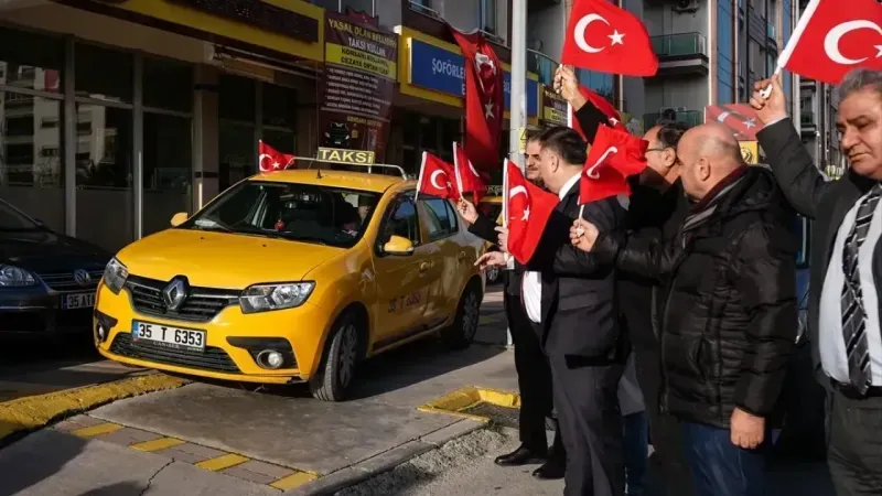  İzmir'de taksiciler araçlarını Türk bayraklarıyla donattı