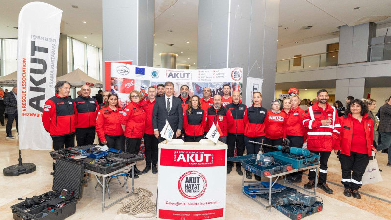 Başkan Tugay: Birden fazla yangın uçağı kiralamaya hazırız