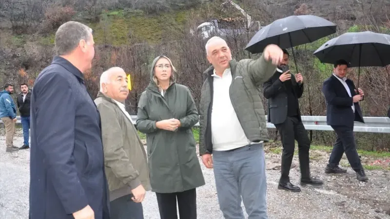 AK Parti'li Çankırı: Çöken yolda incelemelerde bulundu