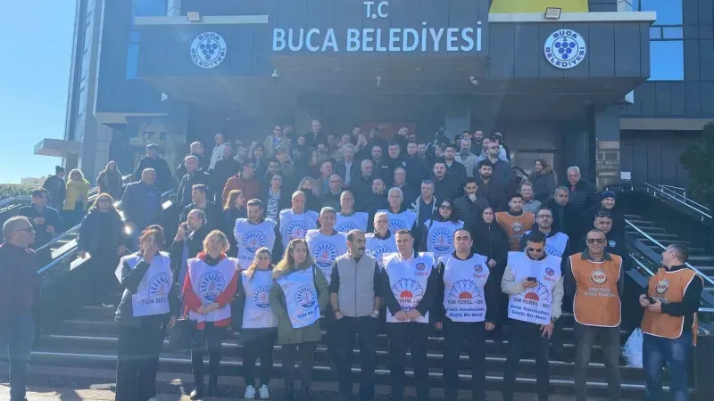 Buca’da belediye önü yine eylem alanı: Bu sefer de memurlar iş bıraktı!