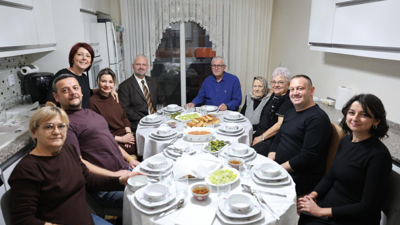 Menemen Belediye Başkanı Aydın Pehlivan, Kasımpaşa Mahallesi’nde İftar Sofrasına Konuk Oldu