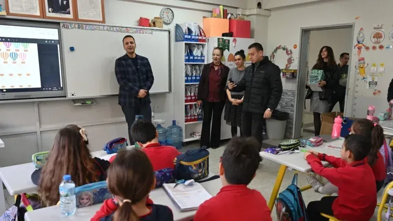 Bornova Belediye Başkanı Eşki, ilkokul öğrencilerinin dersine konuk oldu