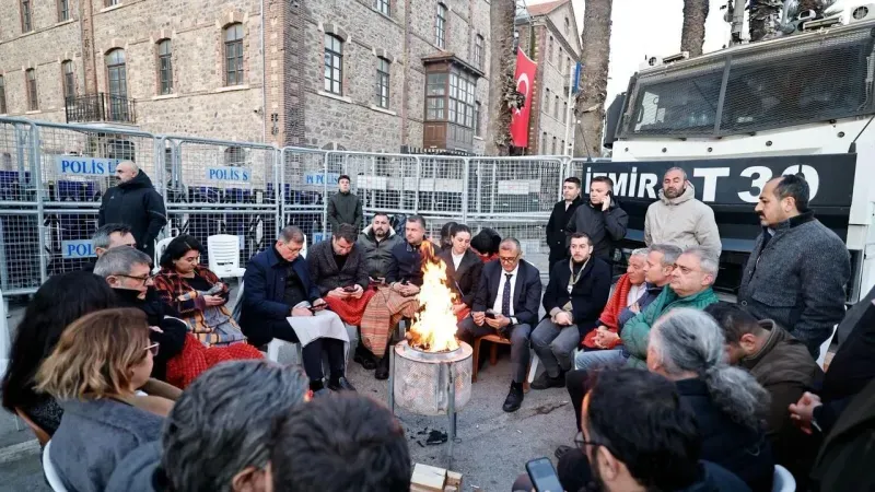 Tugay’dan Meslek Fabrikası Önünde “Gitmiyoruz” Mesajı