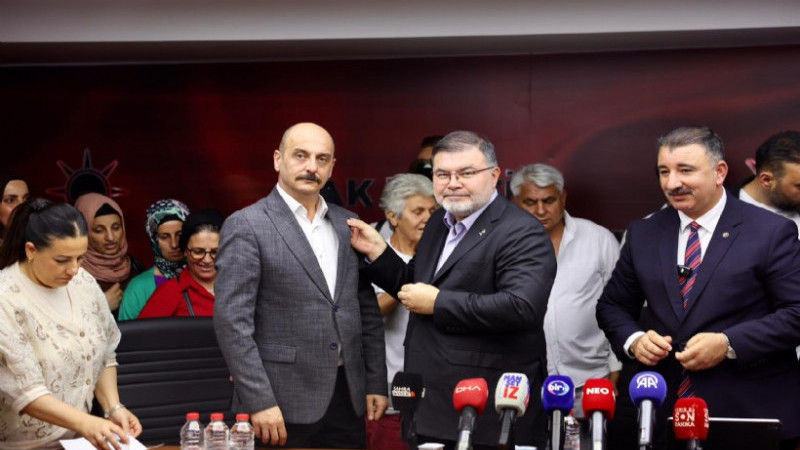 Bilal Saygılı AK Parti’ye katılan 370 kişiye rozet taktı