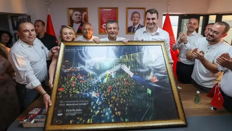 Tekmelenen Özgür Özel tablosu İzmir’de yeniden asıldı: “Makamlar sizin olsun”