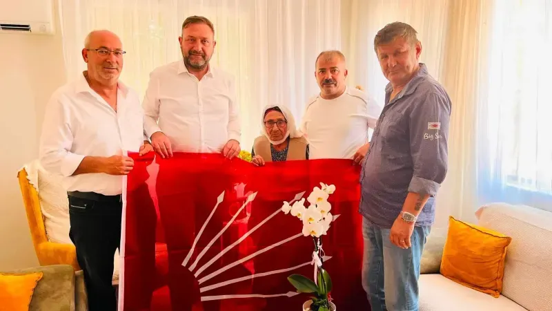 Gümrükçü'den 106 yaşındaki CHP üyesine doğum günü ziyareti