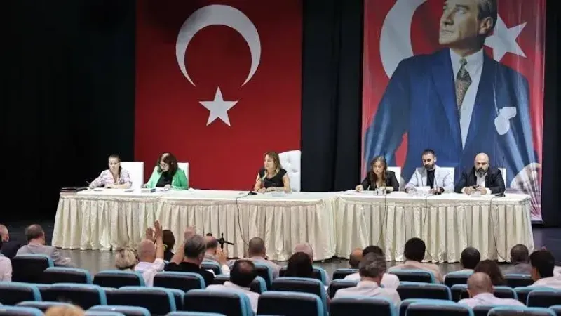 Konak'tan Alsancak'ta tabela ve tente düzenlemesi adımı