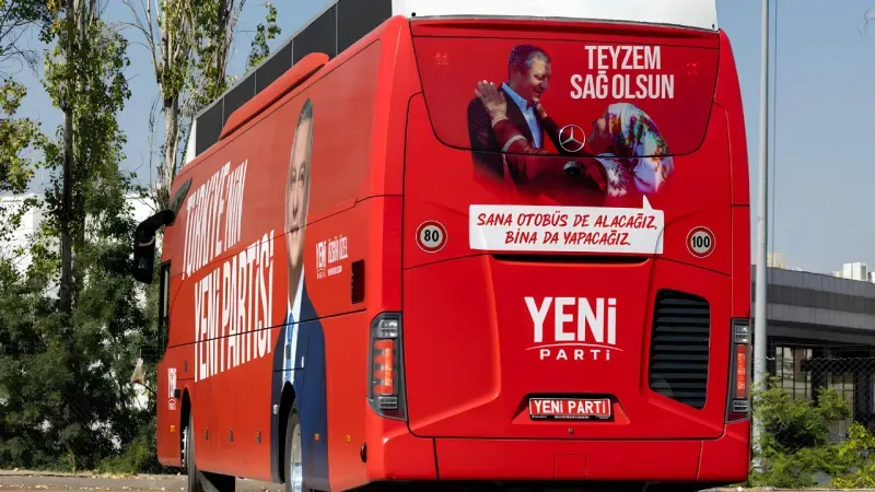 Özgür Özel’in Parti Otobüsünde Bayındır’dan Bir Kare