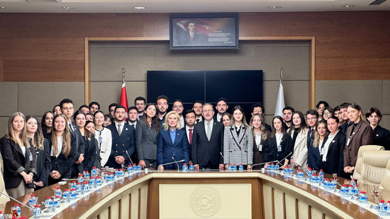 AK Parti İzmir Milletvekili Mehmet Kasapoğlu gençlerle buluştu
