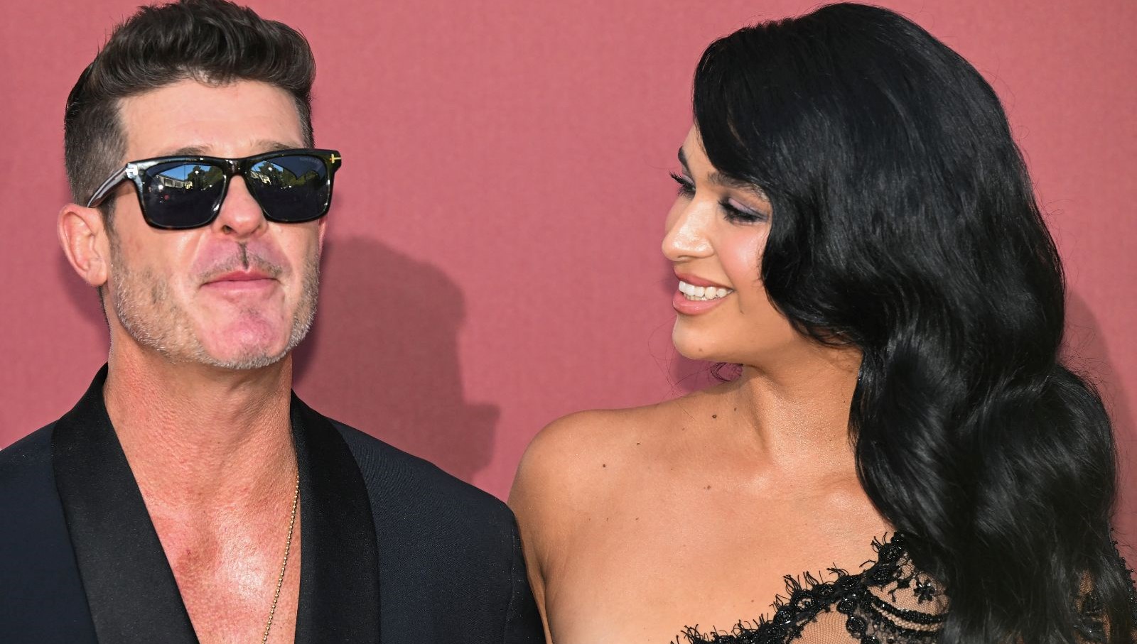Amerikalı şarkıcı Robin Thicke evlendi