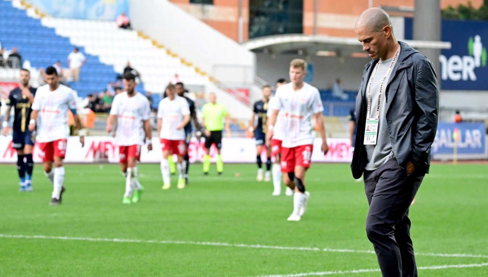 Antalyaspor'da Veysel Sarı ve Güray Vural'ın sözleşmeleri uzatıldı