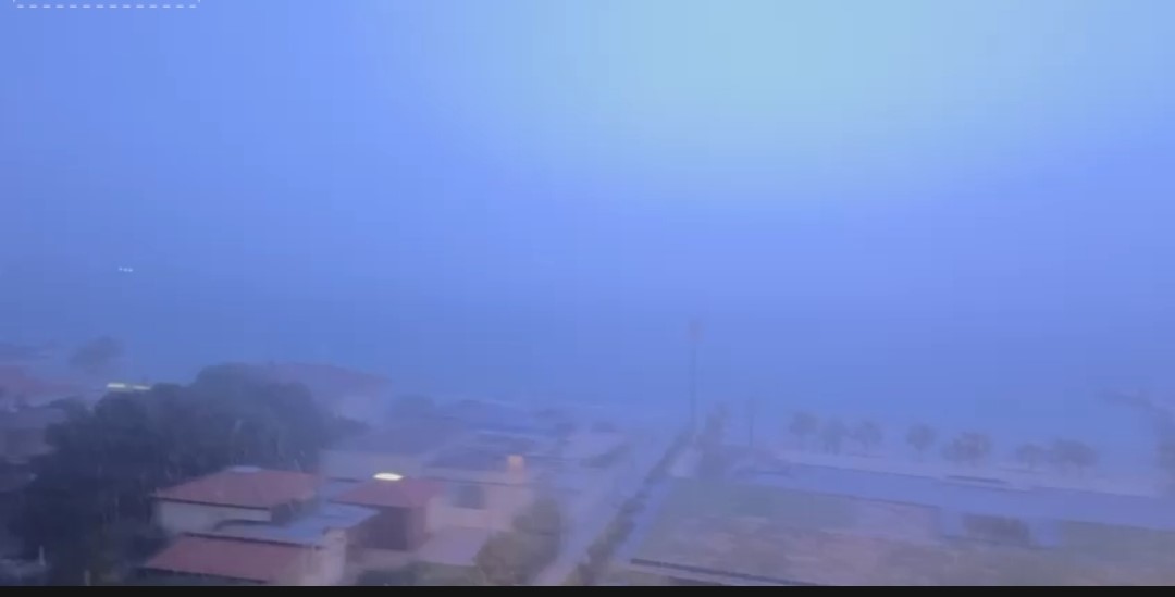 Çeşme’de şimşekler geceyi aydınlattı