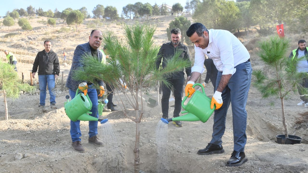 Çiğli Belediye Başkanı Onur Emrah Yıldız'dan ağaçlandırma etkinliği