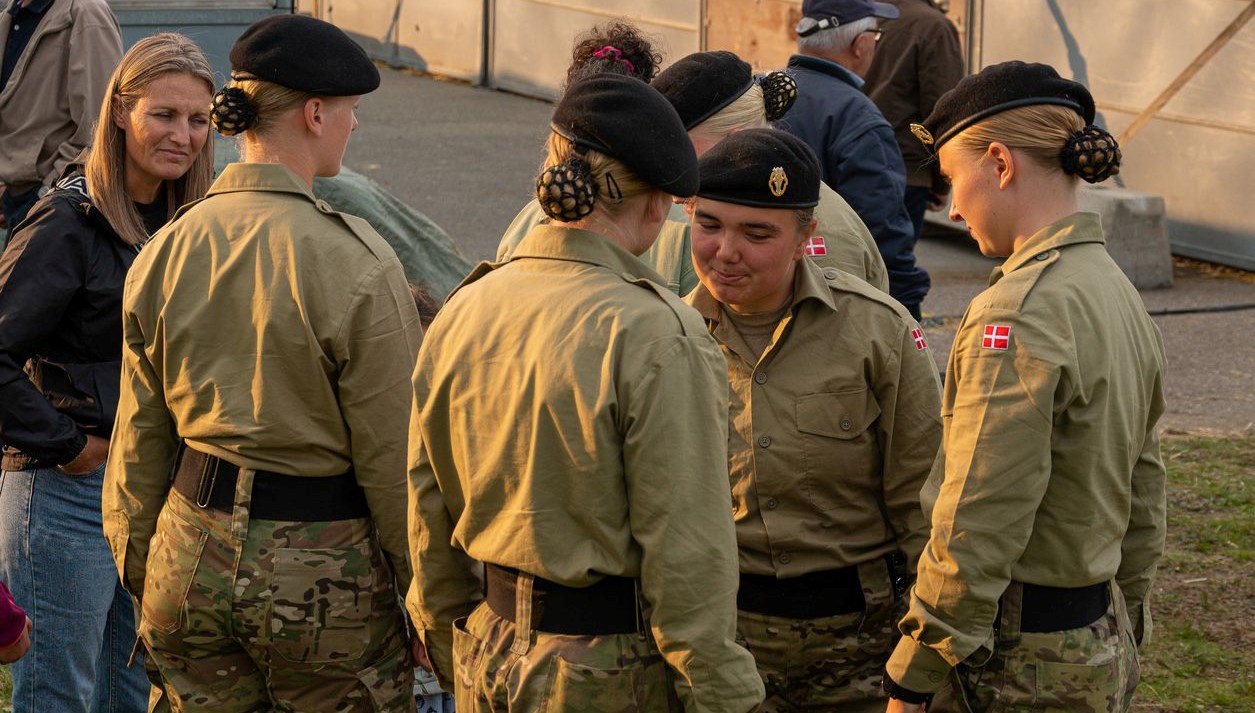 Danimarka'da kadınlar için askerlik zorunlu hale geliyor