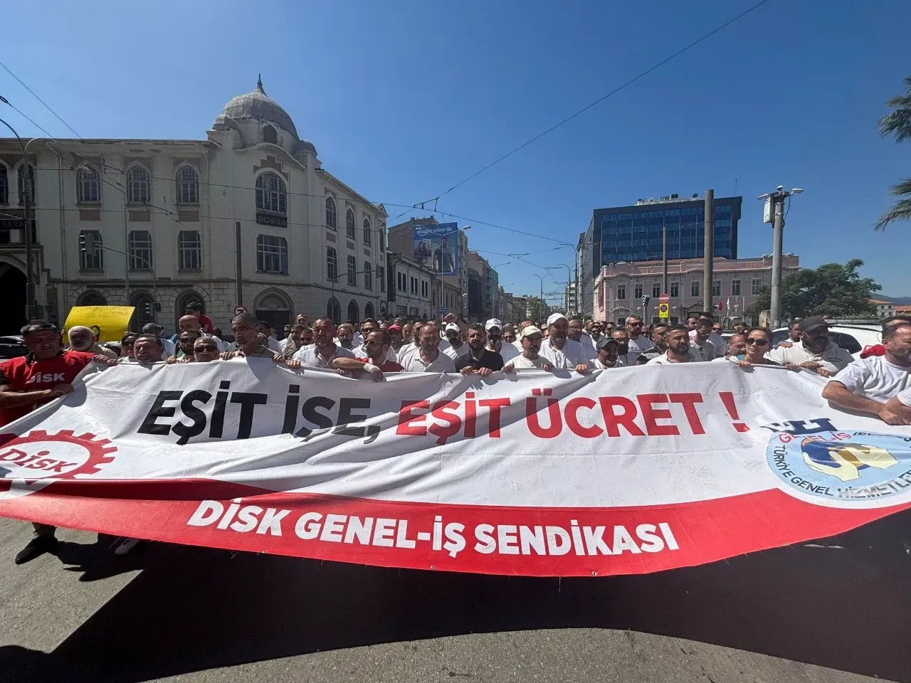 DİSK/Genel-İş İzmir’den başkan Tugay’a: “Biz patronun değiliz, haklarımızı istiyoruz”