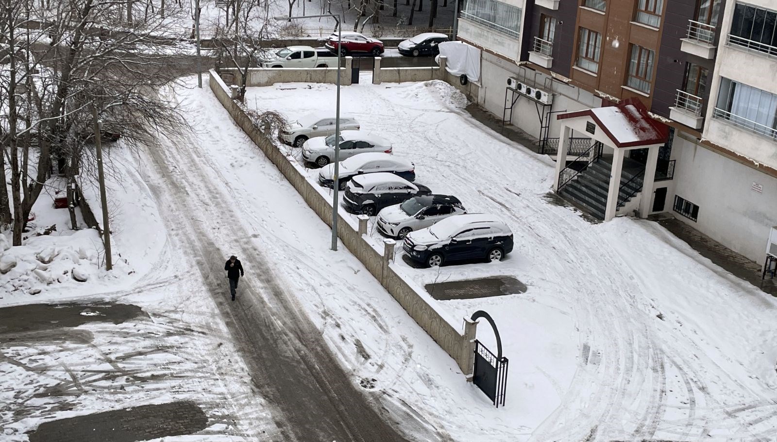 Doğuda kar: Bitlis ve Van'da köy yolları kapandı