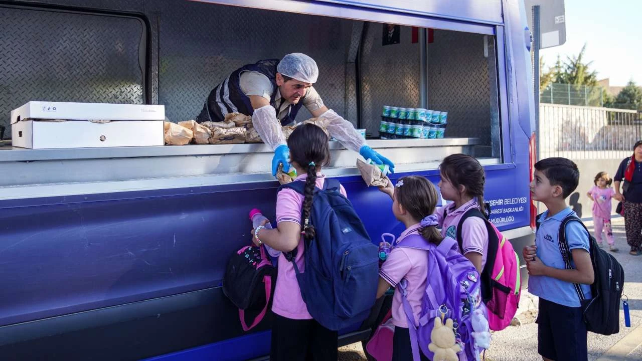 Çocuklar aç kalmasın diye: İzmir'de 5 okulda beslenme paketi dağıtılıyor