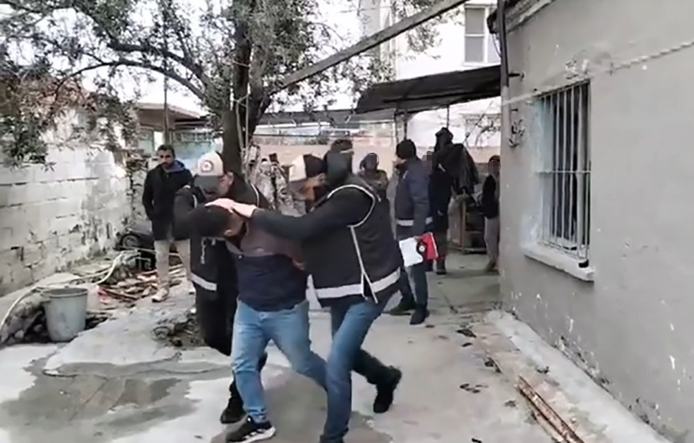 İzmir’de silah kaçakçılığı ve uyuşturucu operasyonu: 4 gözaltı