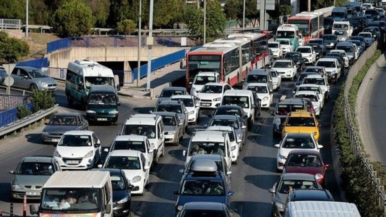 Karşıyaka ve Balçova'da trafik sorunları: Otobüs seferleri gecikiyor
