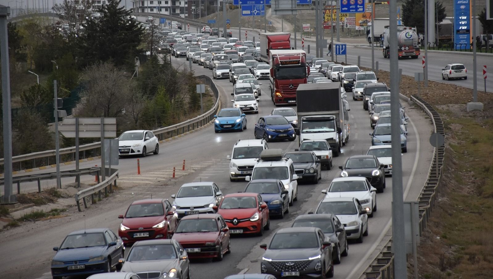 'Kilit kavşak' Kırıkkale'de bayram dönüşü trafiği başladı
