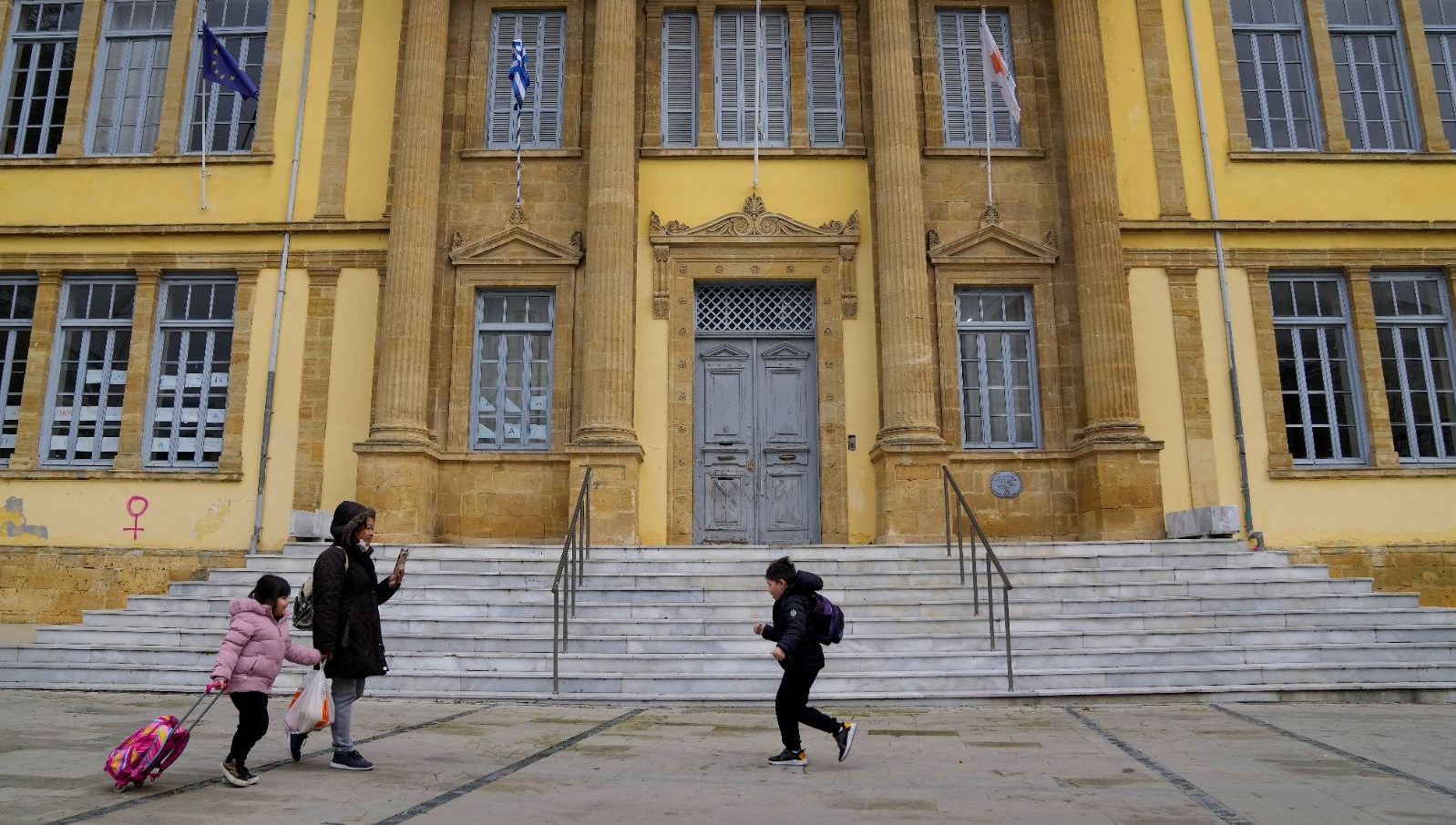 KKTC'de ortaokuldaki başörtüsü yasağı esnetildi